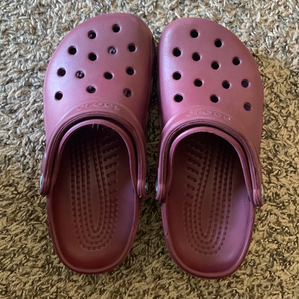 Maroon crocs